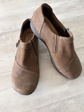 Clarks Carleigh Ray Shoes Taupe Nubuck Womens Size 9.5 W Round-Toe Side-Zip